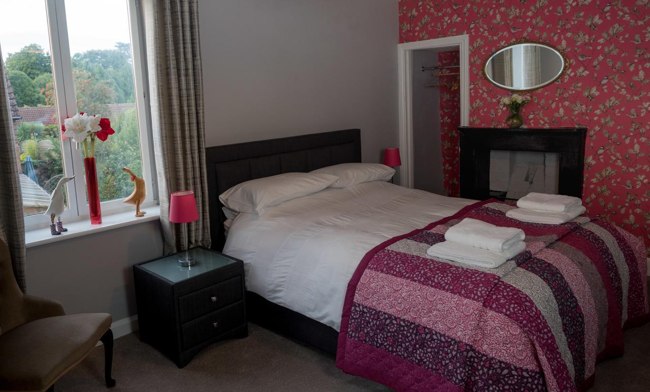 Churchend Farm Bed And Breakfast Slimbridge Exterior photo