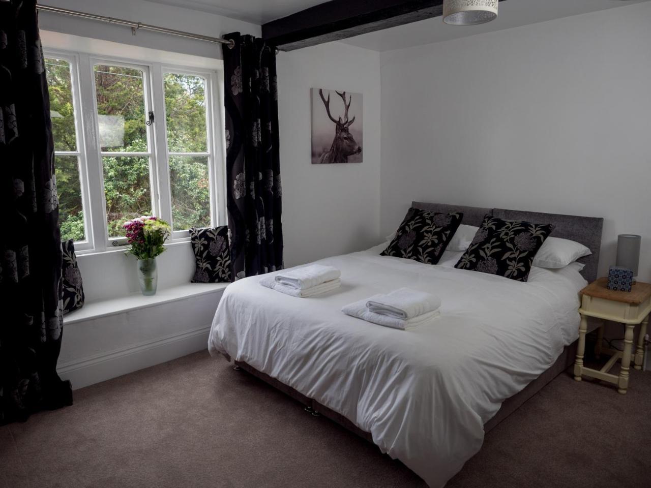 Churchend Farm Bed And Breakfast Slimbridge Exterior photo